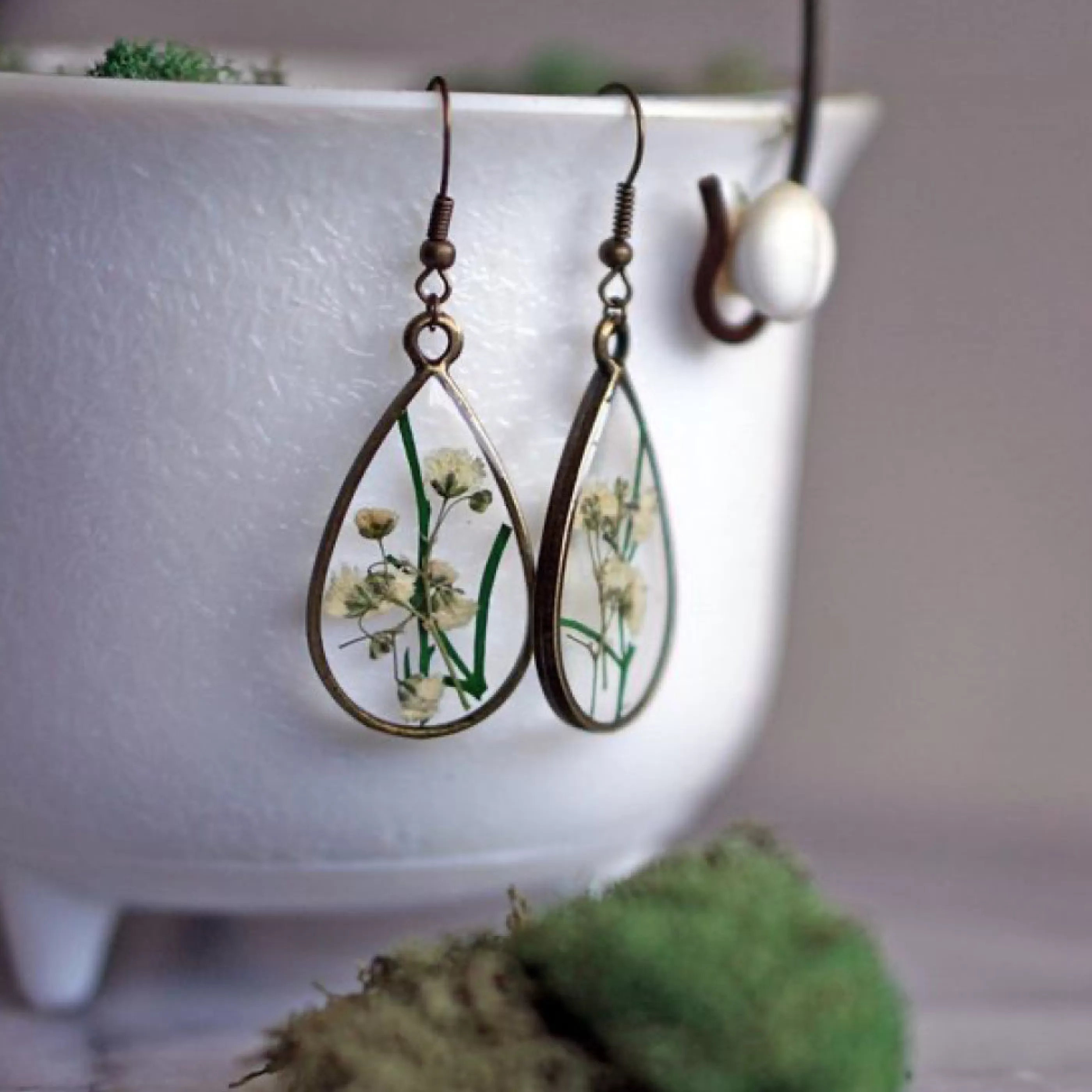 The Pretty Pickle Jewellery>White Flower Pendant Earrings